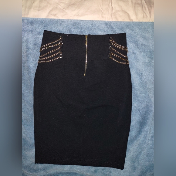 Sapphire Red - Black Pencil Skirt size M, Gold Chain Detailing - Picture 5 of 9